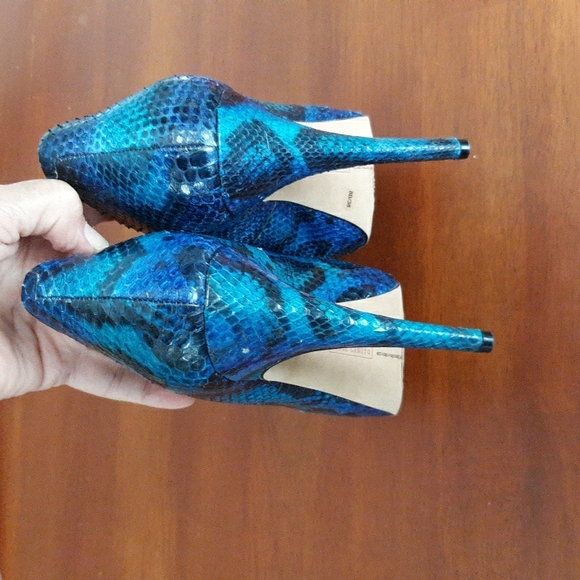 Vince Camuto Korsi Blue & Black Glossy Snakeskin Stiletto Platform Pumps sz 8B - Picture 4 of 10